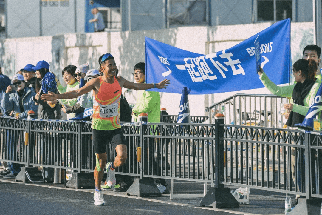鲁克斯以龙卷风之势搅动风云九游会网站Brooks布(图4)