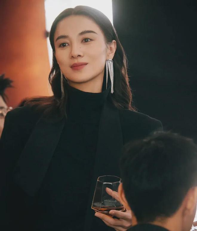 搭才发现羽绒服不搭半身裙高跟鞋很高级j9国际站登录看了宋佳4套羽绒服穿(图2)