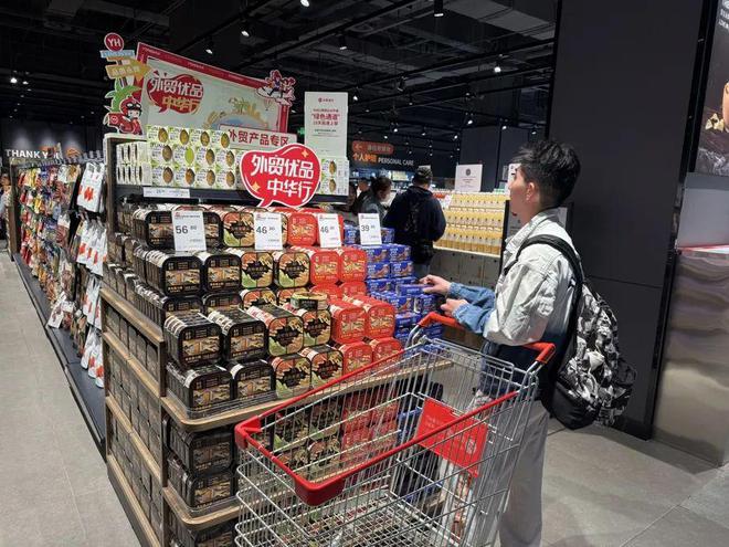 好几百美元的鞋子现在一百多块拿下”外贸好东西卖爆了→九游会J9入口不出口美国了上海市民疯狂“捡漏”！“(图4)