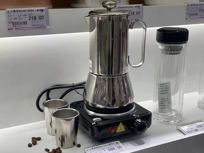 好几百美元的鞋子现在一百多块拿下”外贸好东西卖爆了→九游会J9入口不出口美国了上海市民疯狂“捡漏”！“(图7)