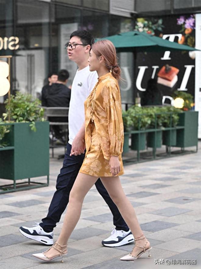 尖头细跟凉鞋搭配粉色长裤白色短款的外套j9九游真人游戏第一品牌5厘米的透明(图2)